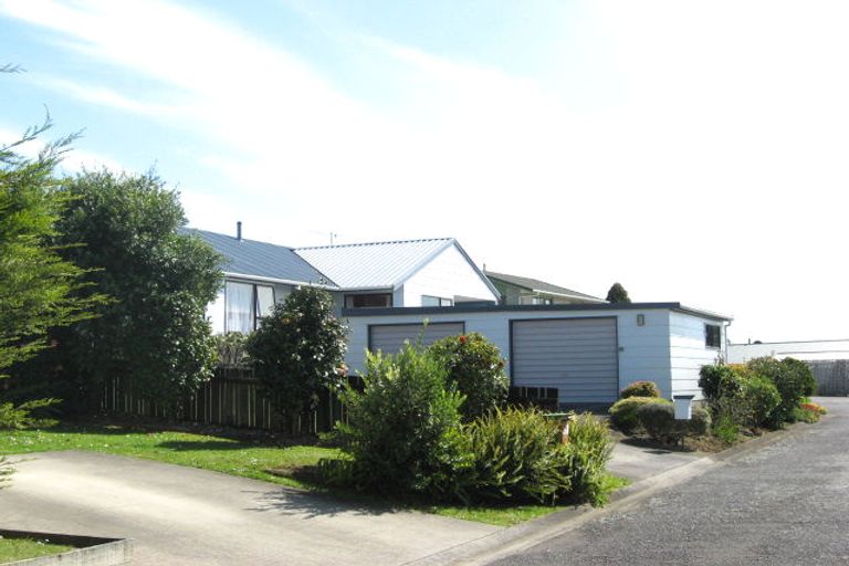 Photo of property in 15 Caledonia Place, Highlands Park, New Plymouth, 4312
