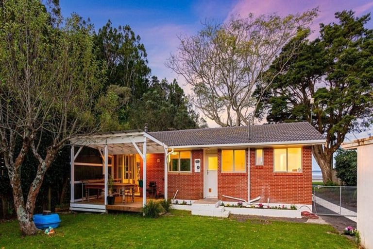 Photo of property in 3 Sandys Parade, Laingholm, Auckland, 0604