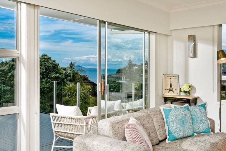 Photo of property in 2/33 Hyde Road, Rothesay Bay, Auckland, 0630