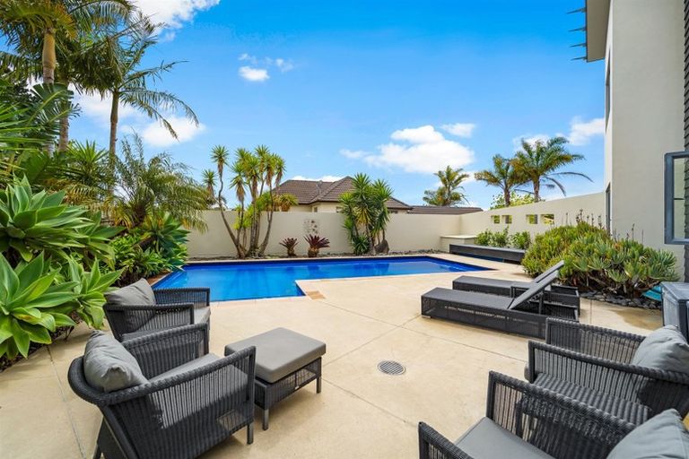 Photo of property in 32 English Oak Drive, Schnapper Rock, Auckland, 0632