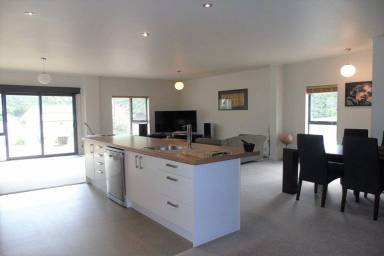 Photo of property in 7 Rarangi Way, Owhiro Bay, Wellington, 6023