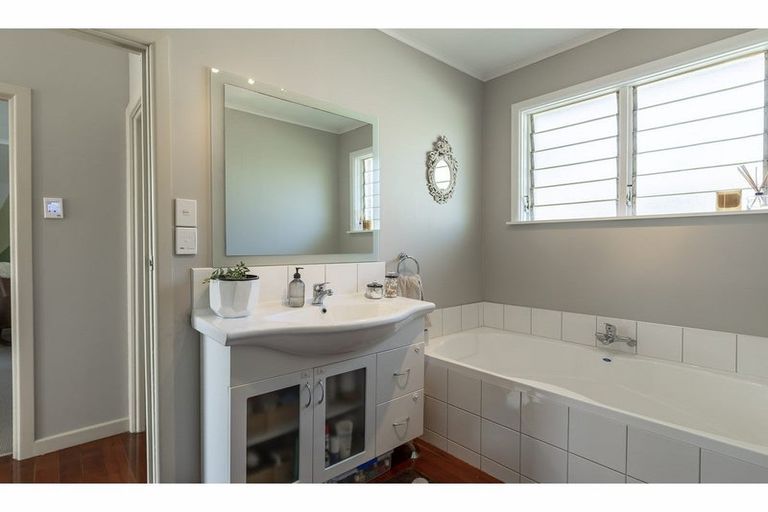 Photo of property in 52 Sylvan Crescent, Te Atatu South, Auckland, 0610