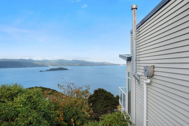 Photo of property in 28 Bennett Grove, Newlands, Wellington, 6037