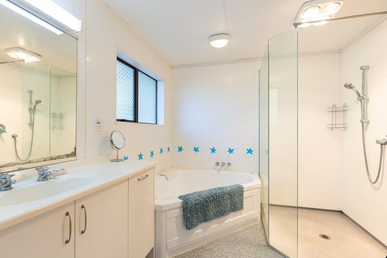 Photo of property in 20a John Guthrie Place, Merrilands, New Plymouth, 4312