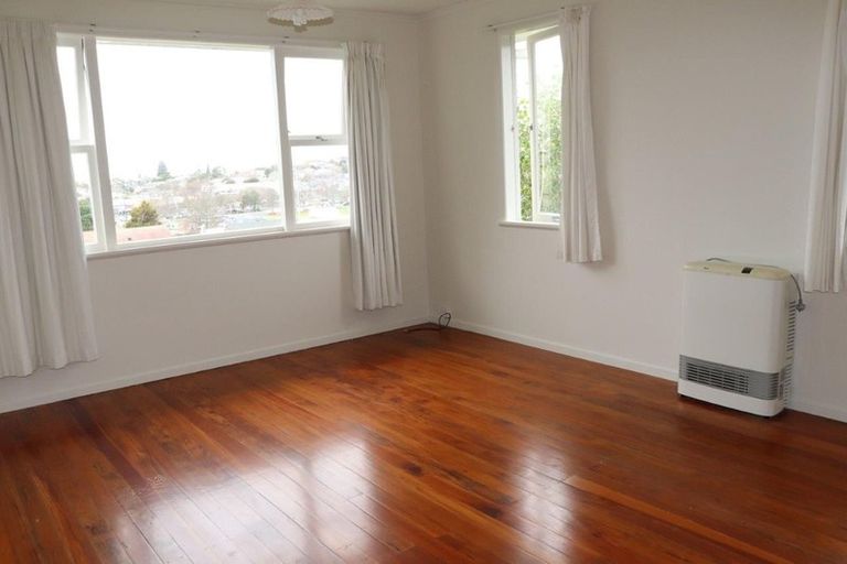 Photo of property in 38 Potter Avenue, Northcote, Auckland, 0627