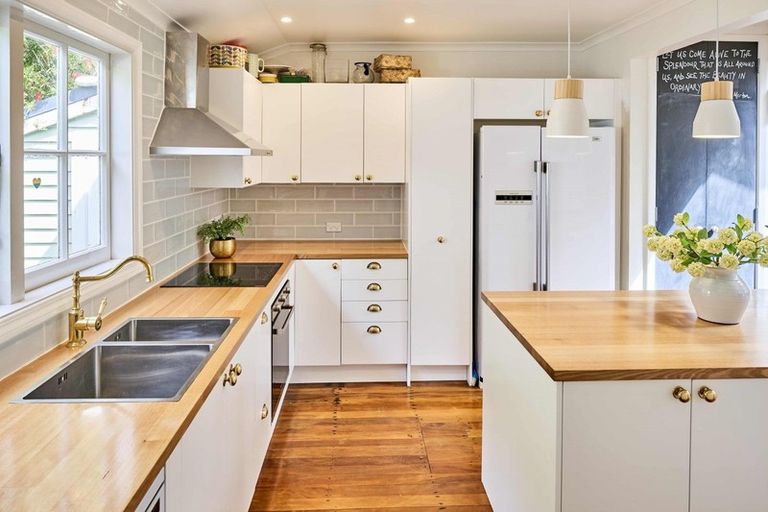 Photo of property in 20 Airlie Road, Plimmerton, Porirua, 5026