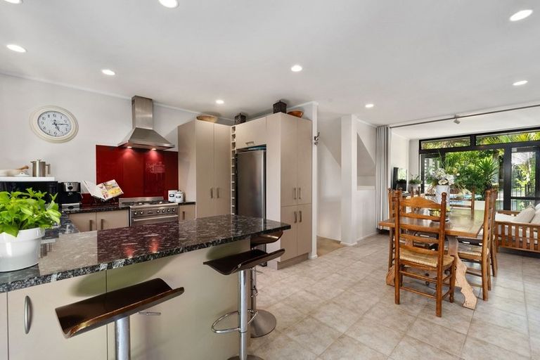 Photo of property in 2/222 Forrest Hill Road, Forrest Hill, Auckland, 0620