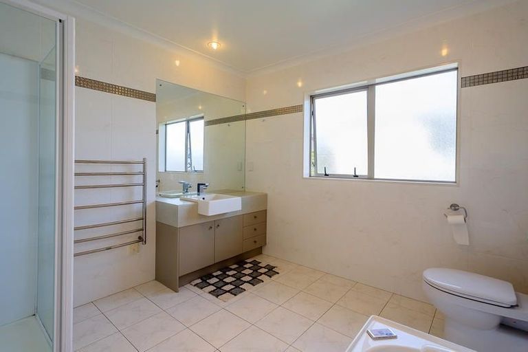 Photo of property in 34 Laurel Oak Drive, Schnapper Rock, Auckland, 0632