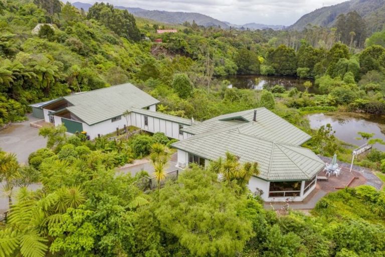 Photo of property in 14 Makahika Road, Levin, 5571