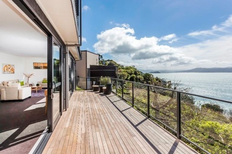 Photo of property in 67 Pretoria Road, Karaka Bays, Wellington, 6022