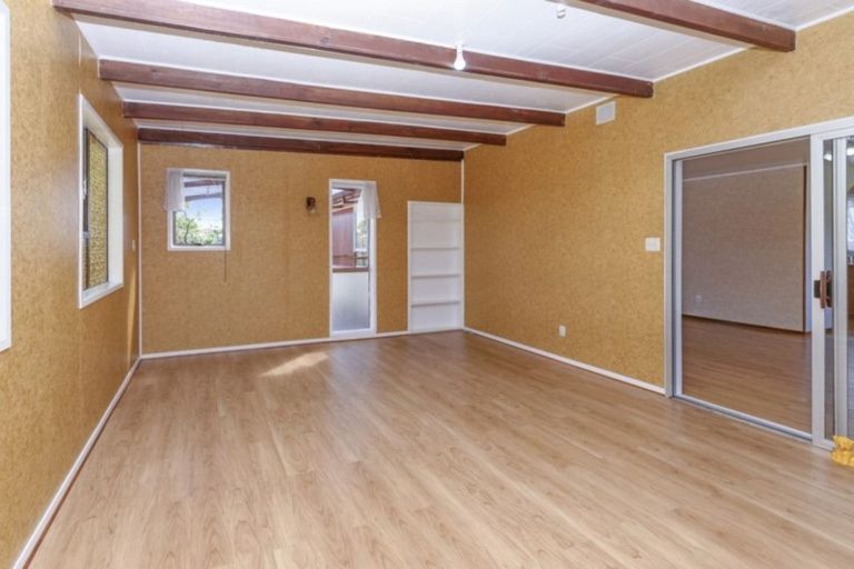 Photo of property in 38 Larissa Avenue, Henderson, Auckland, 0610