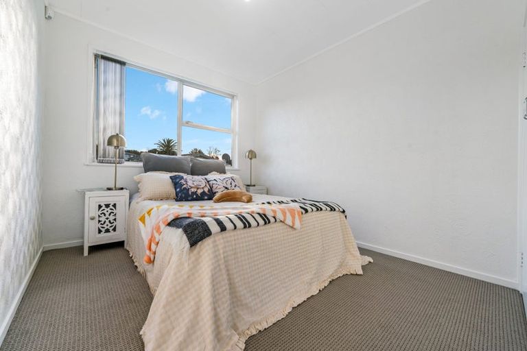 Photo of property in 39 Thornlow Street, Glendene, Auckland, 0602