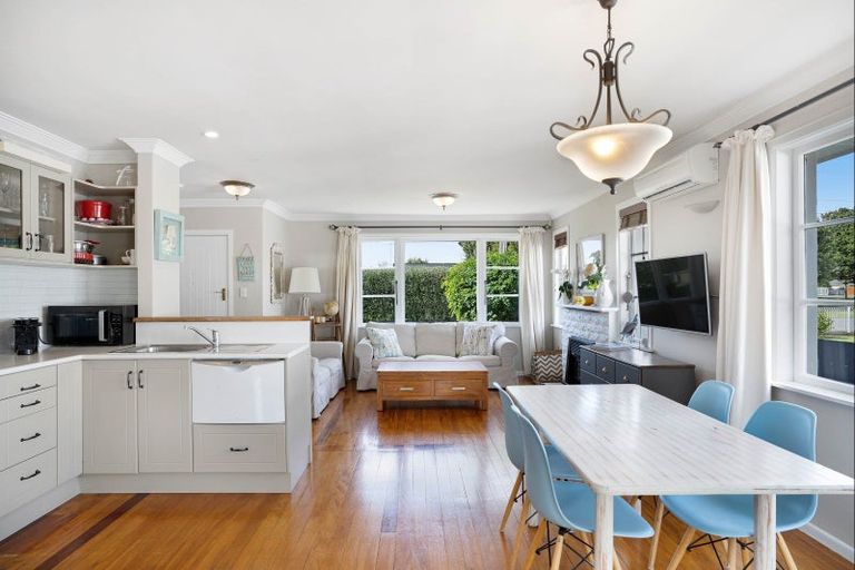 Photo of property in 17 Sackville Street, Martinborough, 5711