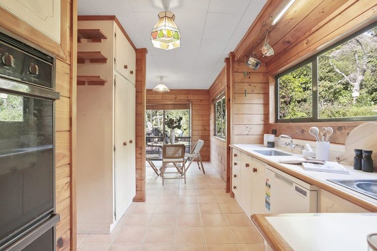 Photo of property in 14 Cochran Road, Oratia, Auckland, 0604