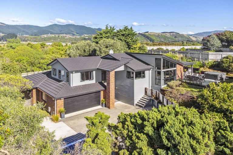 Photo of property in 41 Quadrant Heights, Paraparaumu, 5032