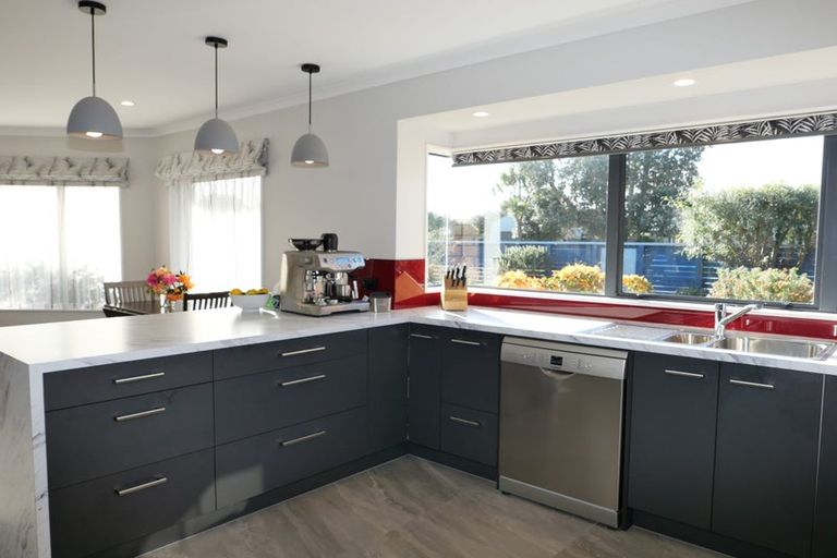 Photo of property in 68 Guildford Drive, Paraparaumu, 5032