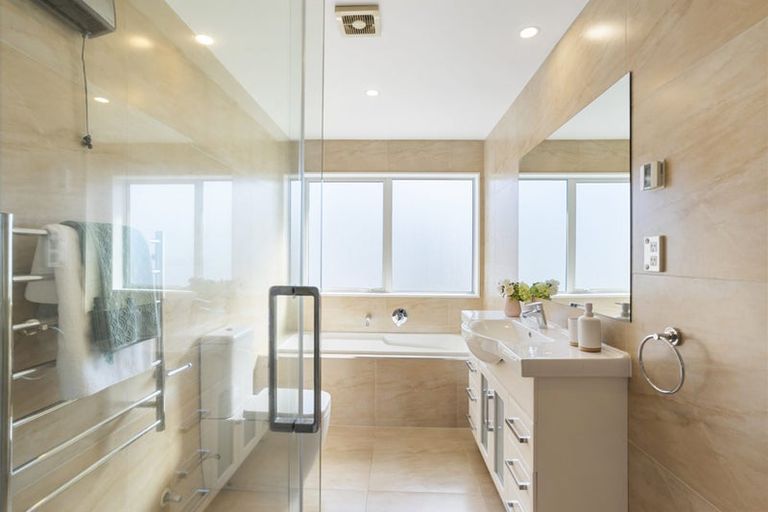 Photo of property in 517 East Coast Road, Murrays Bay, Auckland, 0630