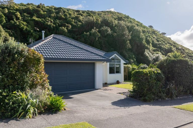 Photo of property in 212 Westchester Drive, Churton Park, Wellington, 6037