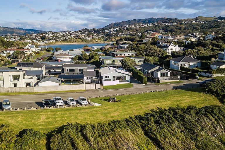 Photo of property in 3 Terrace Road, Titahi Bay, Porirua, 5022