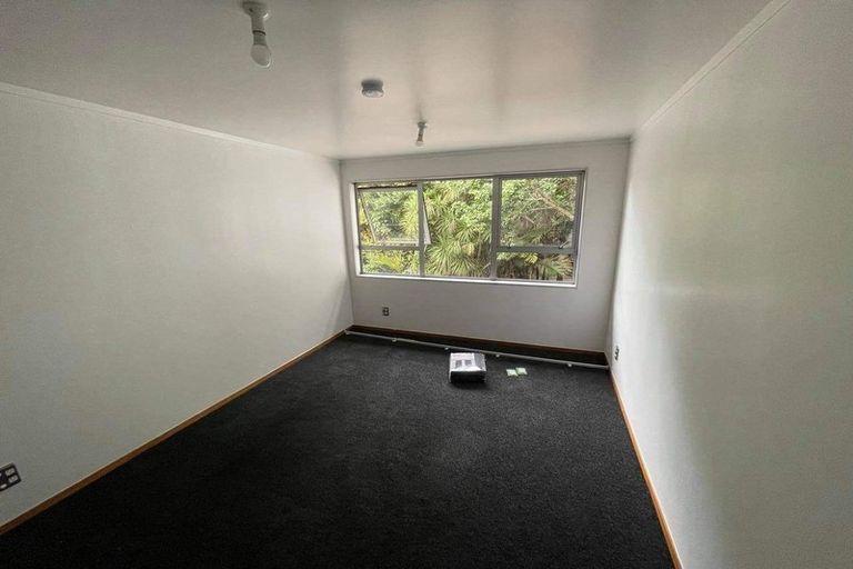 Photo of property in 323 Glenfield Road, Glenfield, Auckland, 0629