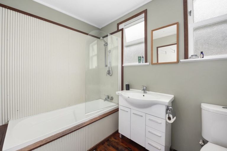 Photo of property in 21 East Street, Petone, Lower Hutt, 5012