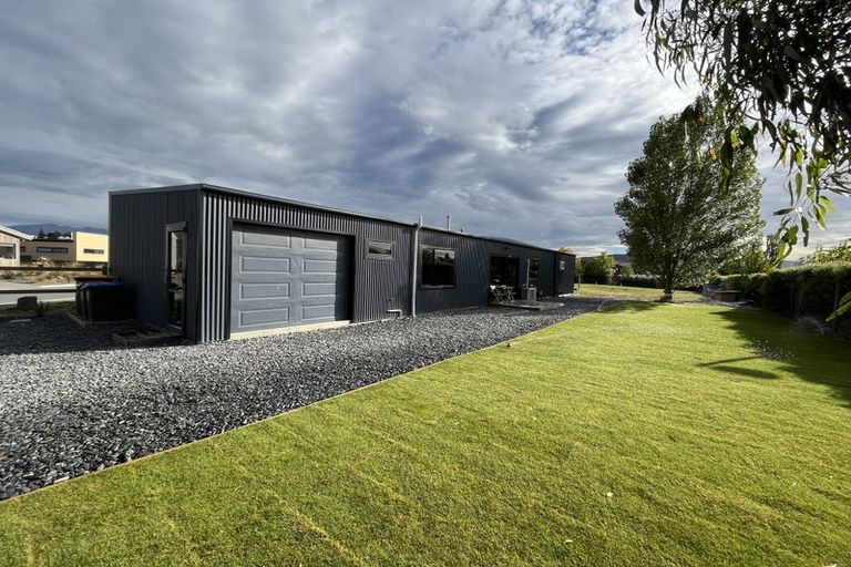 Photo of property in 2 Cleland Close, Wanaka, 9382