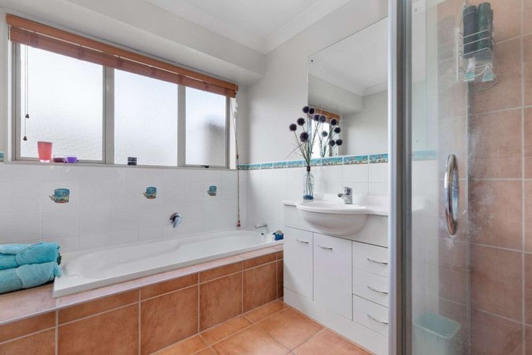 Photo of property in 5 Ernest Shackleton Place, Waiuku, 2123