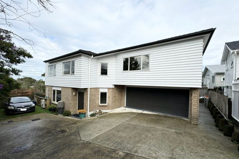 Photo of property in 2/63 Pupuke Road, Birkenhead, Auckland, 0627
