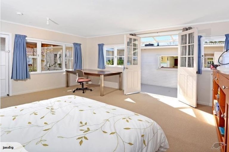 Photo of property in 135a Mokoia Road, Birkenhead, Auckland, 0626