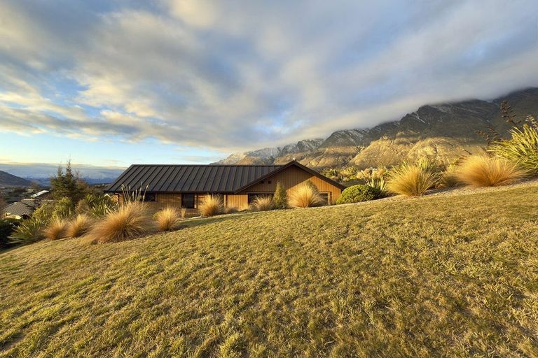 Photo of property in 6a Kinross Lane, Jacks Point, Queenstown, 9371