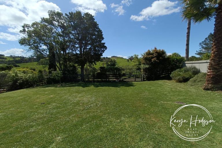 Photo of property in 9 Whaka Street, Maungaturoto, 0520