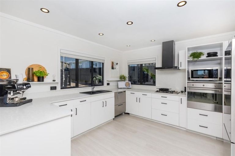 Photo of property in 15a Ascot Avenue, Narrow Neck, Auckland, 0624