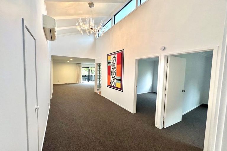 Photo of property in 22 Kingsclere Place, Goodwood Heights, Auckland, 2105