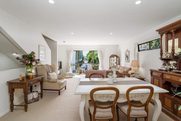 Photo of property in Lakeview Terrace, 1/14 Ambrico Place, New Lynn, Auckland, 0600