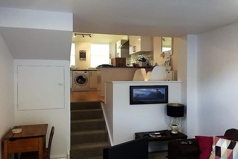 Photo of property in 2/168 Tinakori Road, Thorndon, Wellington, 6011