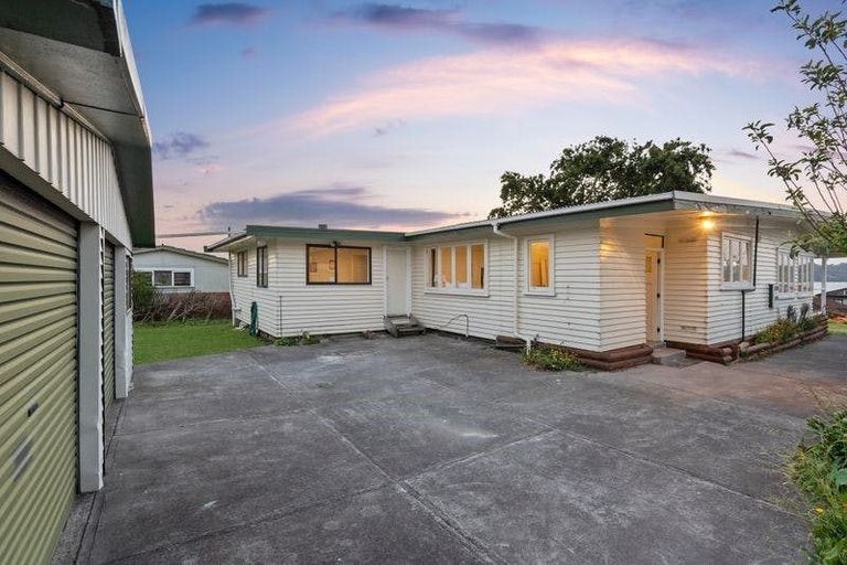 Photo of property in 2/42 Kiwi Esplanade, Mangere Bridge, Auckland, 2022