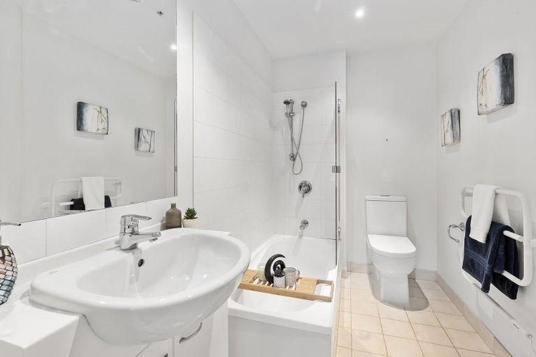 Photo of property in 4e/5 Kent Terrace, Mount Victoria, Wellington, 6011