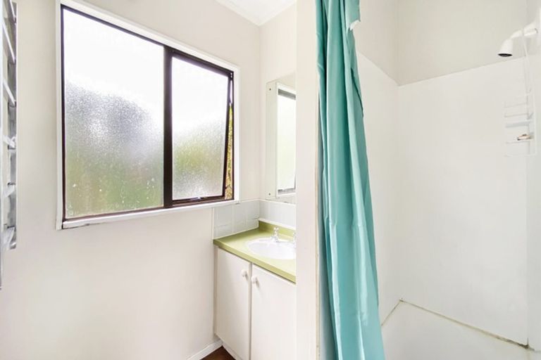 Photo of property in 1/23 Flaunty Place, West Harbour, Auckland, 0618