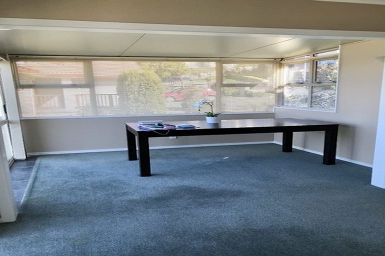 Photo of property in 52 Dress Circle, Newlands, Wellington, 6037