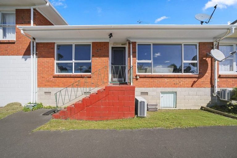 Photo of property in 2/270 East Coast Road, Forrest Hill, Auckland, 0620