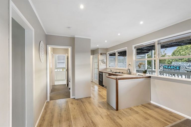 Photo of property in 17 Coburg Street, Henderson, Auckland, 0612