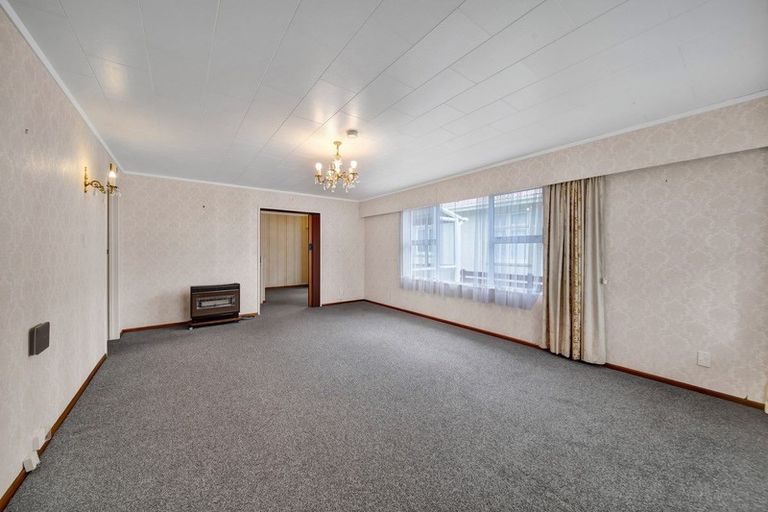 Photo of property in 19 Milmoe Street, Hawera, 4610