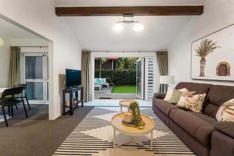 Photo of property in 2/40 James Evans Drive, Northcote, Auckland, 0627