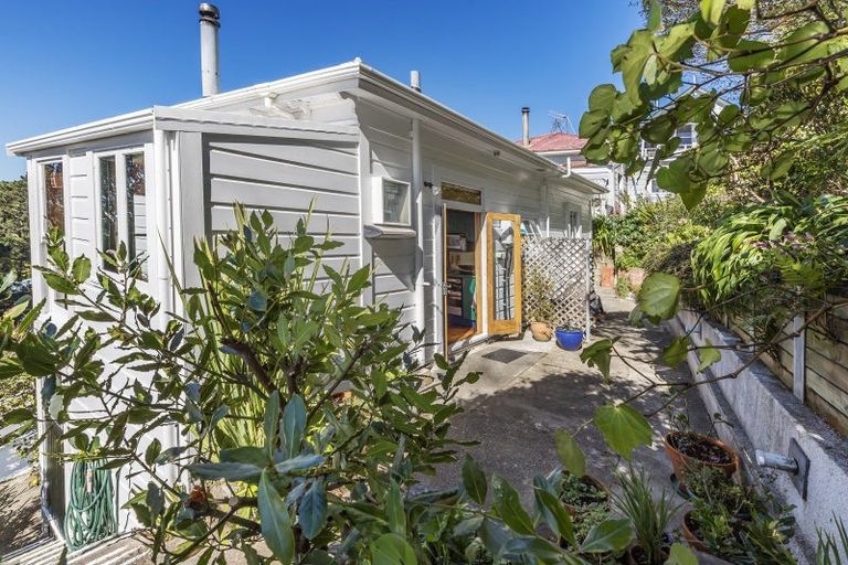 Photo of property in 37 Patanga Crescent, Thorndon, Wellington, 6011