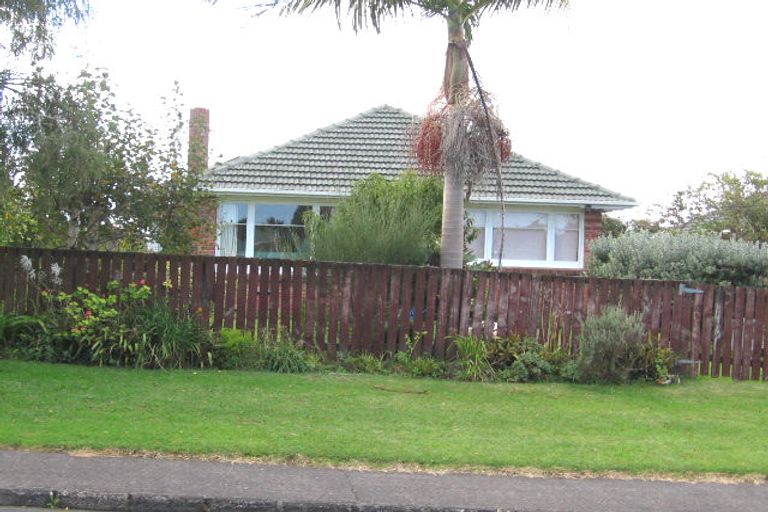 Photo of property in 42 Neil Avenue, Te Atatu Peninsula, Auckland, 0610