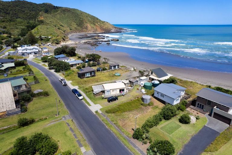 Photo of property in 21 Ocean View Road, Port Waikato, 2695