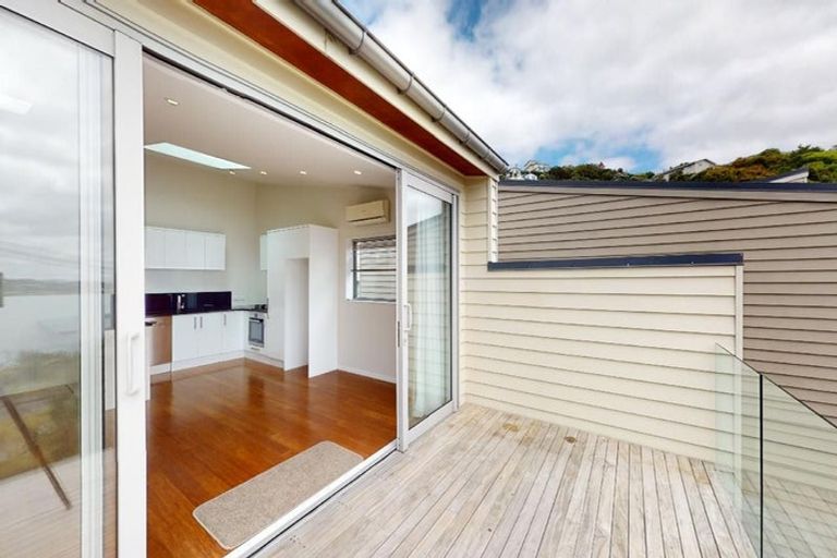 Photo of property in 352 Queens Drive, Lyall Bay, Wellington, 6022