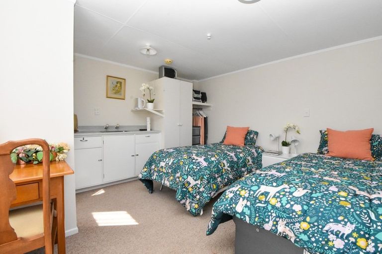 Photo of property in 6 Chisholm Place, Carterton, 5713