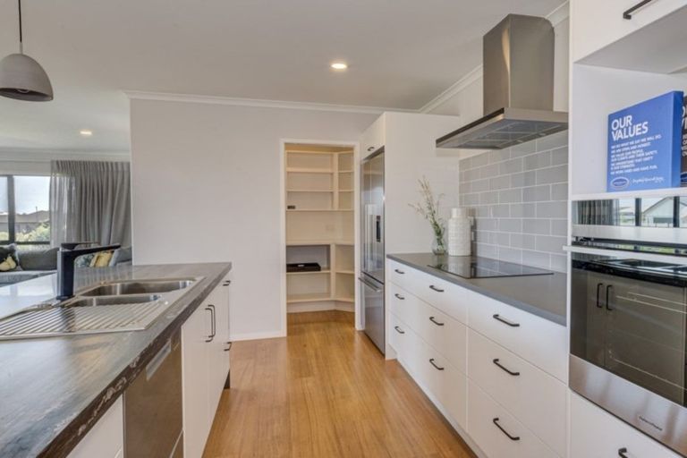 Photo of property in 2 Oakmont Crescent, Waiwhakaiho, New Plymouth, 4312