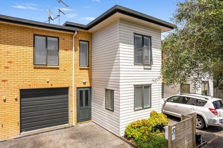 Photo of property in 6 Barnea Circle, Glen Eden, Auckland, 0602